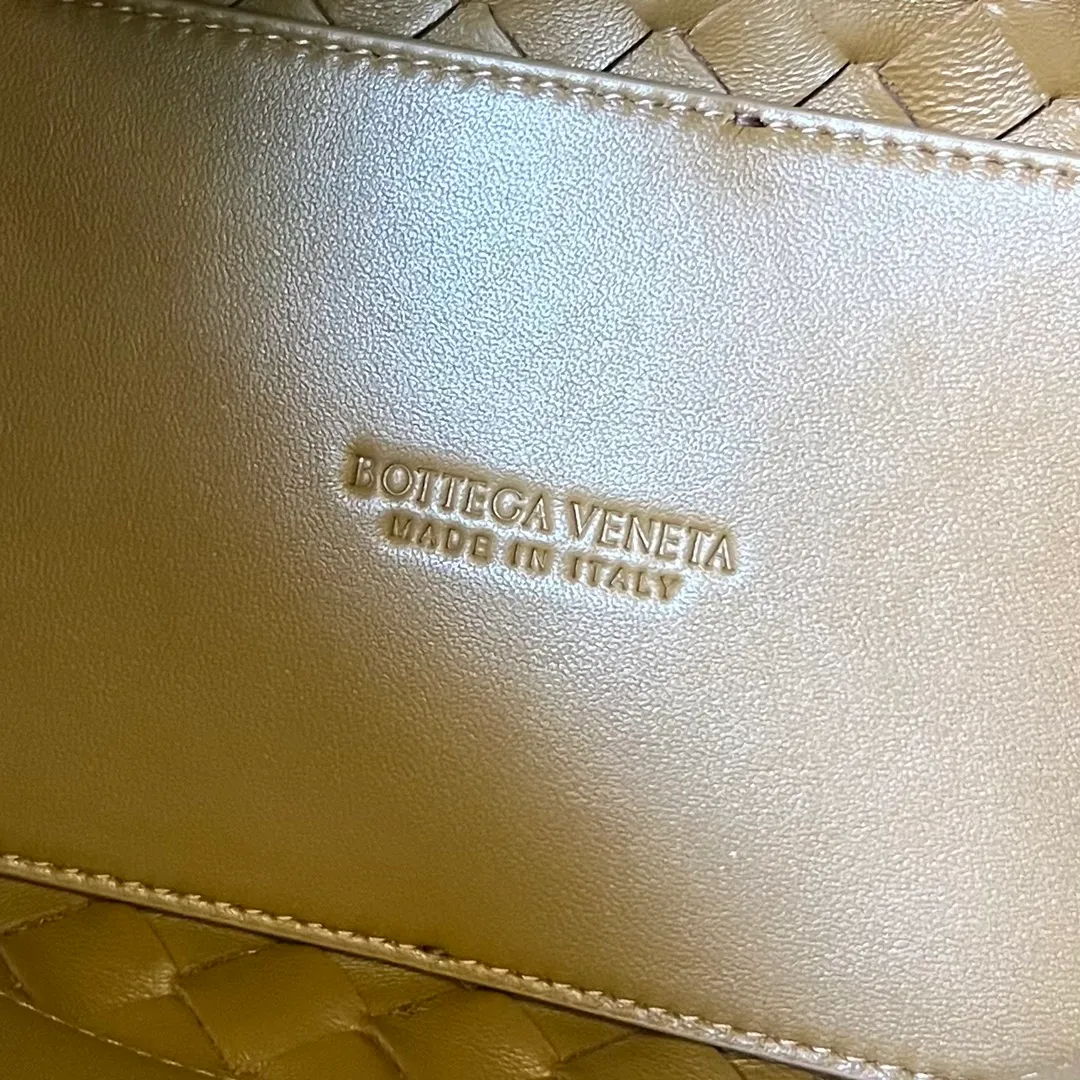Batch 2360 #Bottega Veneta Yangjin Andiamo handbag, many stars have the same style 🎈 743572 Classic full-body leather weaving with golden knot buckle, stable and chic enough [Proud] The whole body is made of Nappa sheep leather, comfortable, soft and dynamic. The sliding metal knot buckle can adjust the shoulder strap, single shoulder/handbag/crossbody, multiple carrying methods, large bag capacity Suitable for commuting/daily use/traveling. This bag is divided into small/medium/large sizes. There is always one that suits you. Then take me with you🎀🎀 Size: 32.5x24x12 p3040
